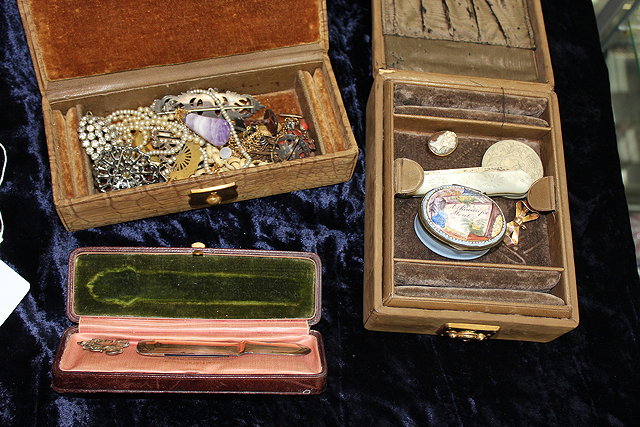 Appraisal: MISCELLANEOUS JEWELLERY to include a silver brooch a mother of