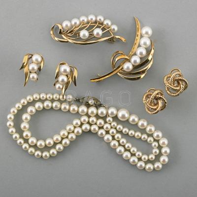 Appraisal: COLLECTION OF PEARL OR GOLD JEWELRY Seven pieces Graduated pearl