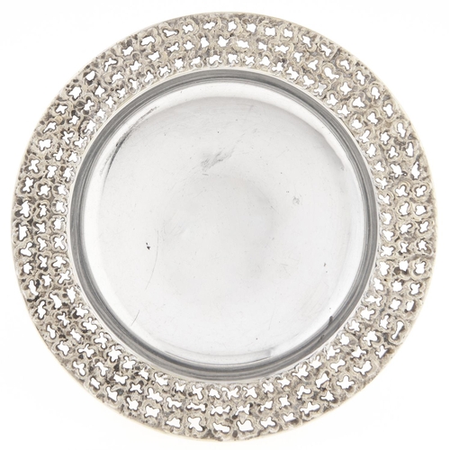 Appraisal: Stuart Devlin An Elizabeth II parcel gilt silver dish on