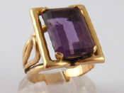 Appraisal: A yellow metal tests carat gold amethyst ring amethyst approx