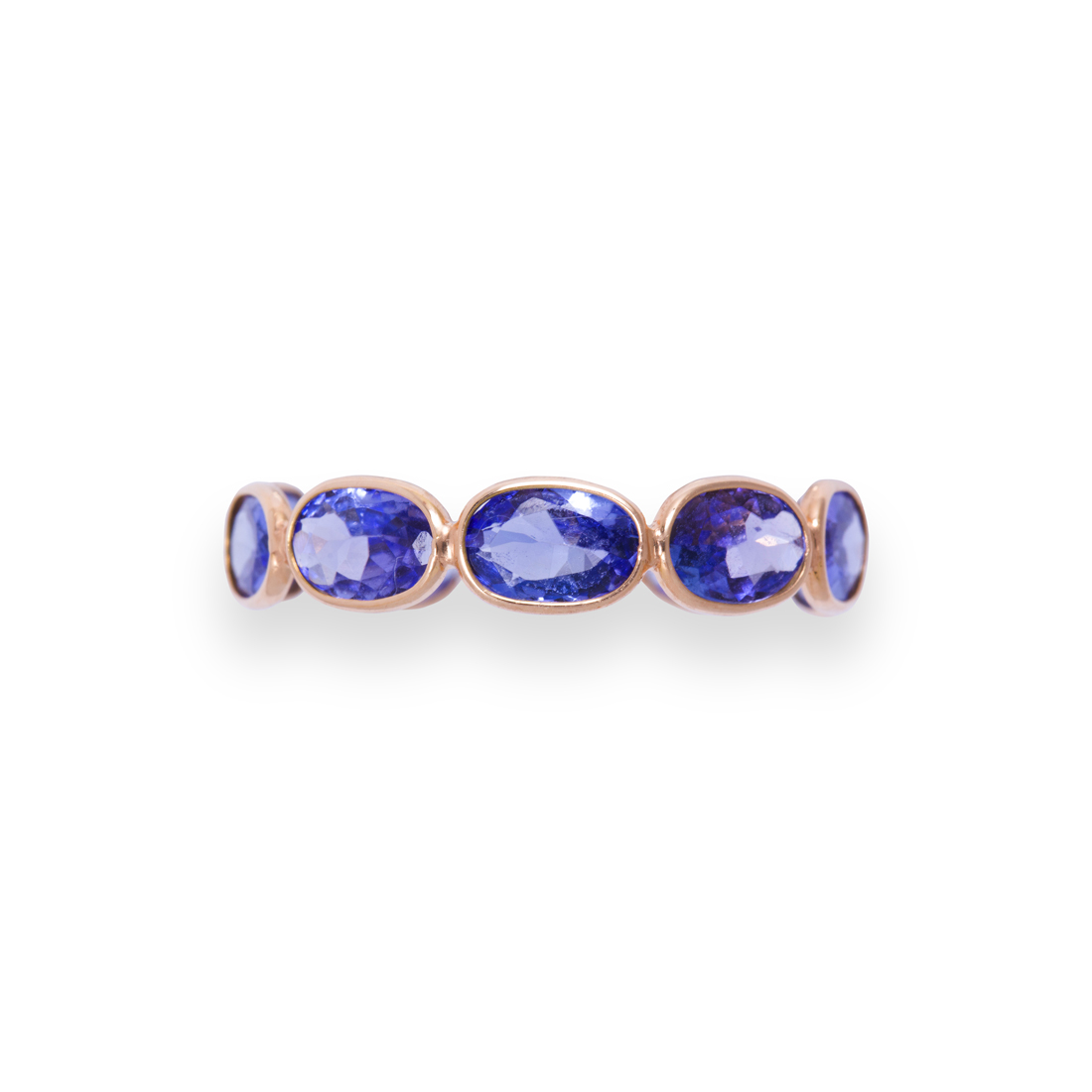 Appraisal: A TANZANITE AND EIGHTEEN KARAT GOLD RING A tanzanite and