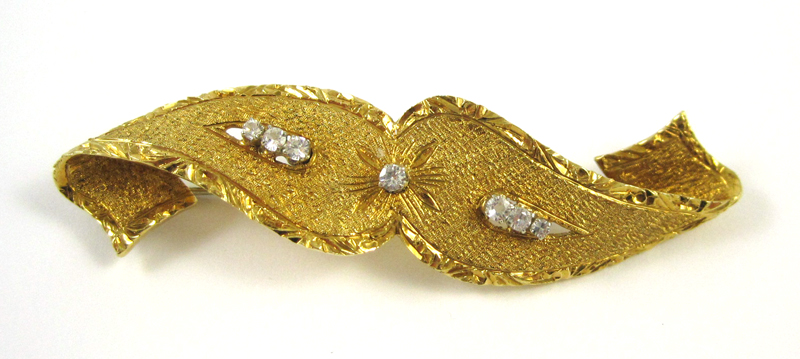 Appraisal: DIAMOND AND EIGHTEEN KARAT GOLD BROOCH set with seven Old