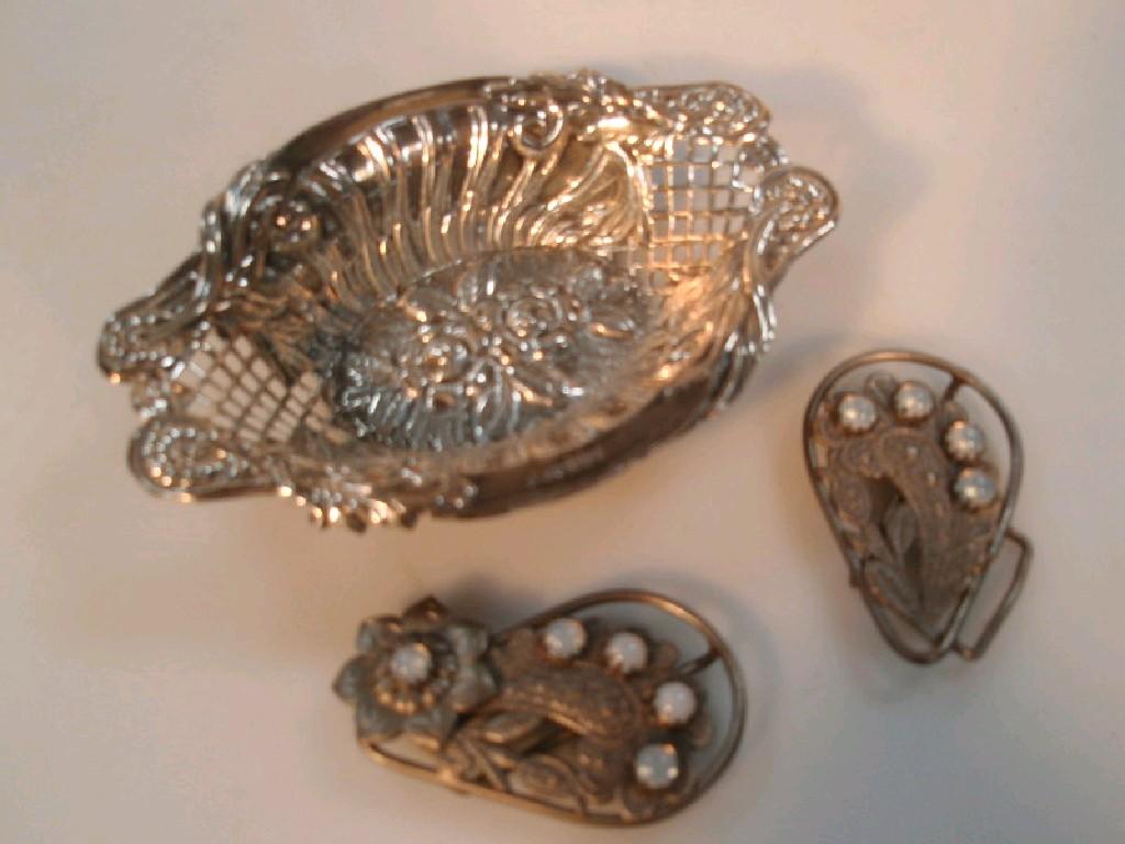 Appraisal: A Victorian silver small dish embossed with roses to the