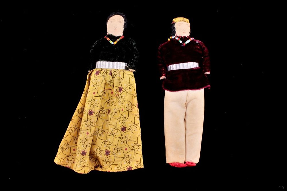 Appraisal: Early-to-Mid- 's Navajo Child's Dolls The lot features two child