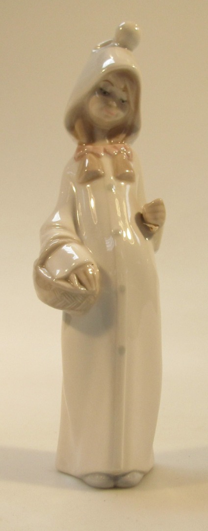 Appraisal: A thC Lladro Daisa figure of a girl holding a