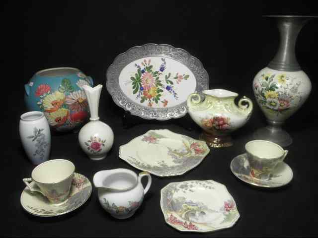 Appraisal: Thirteen pieces of assorted ceramic and porcelain ware Includes a