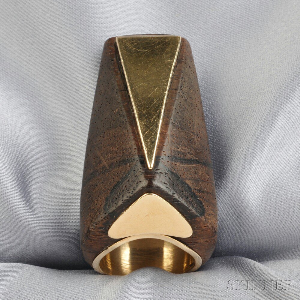 Appraisal: kt Gold and Wood Ring the shaped wood ring with