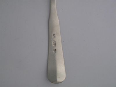 Appraisal: PETER ROSS An elongated fiddle toddy ladle c oz Clean