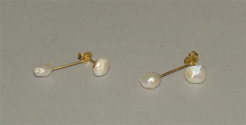 Appraisal: PAIR OF MISSISSIPPI RIVER NATURAL PEARL EAR STUDS Each pearl