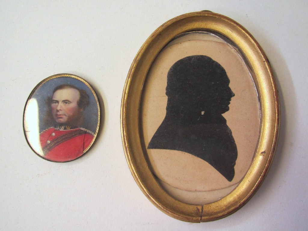 Appraisal: Lot comprising portrait miniature of a military officer and a