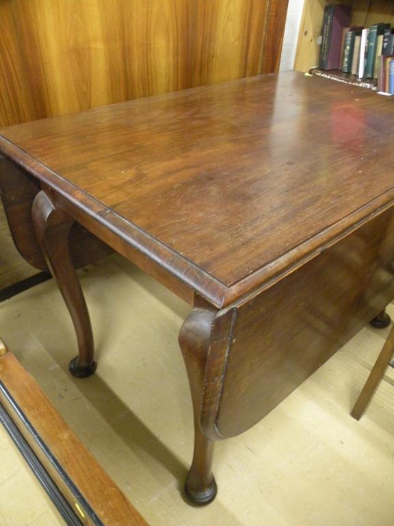 Appraisal: A mahogany drop leaf table the rectangular top with rounded