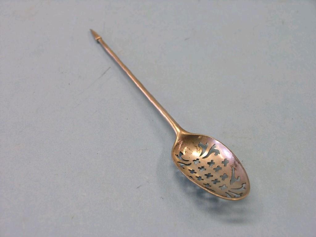 Appraisal: A George III silver mote spoon with pierced bowl and