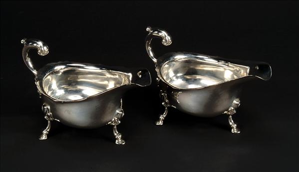 Appraisal: A pair of silver oval sauce boats by Richard Comyns