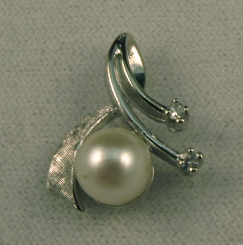 Appraisal: TWO ARTICLES OF FOURTEEN KARAT GOLD JEWERLY including a pearl