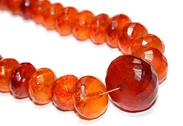 Appraisal: A GRADUATED FACETED AMBER BEAD NECKLACE largest bead mm down