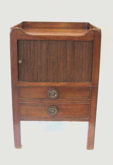 Appraisal: A GEORGE III MAHOGANY TRAY TOP COMMODE with a rectangular