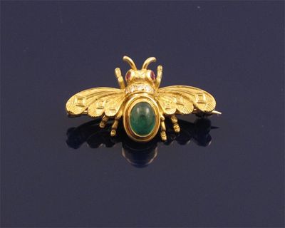 Appraisal: A gem set bee brooch The gold brooch set with