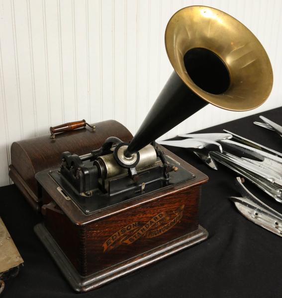 Appraisal: A CIRCA EDISON STANDARD CYLINDER PHONOGRAPHThe spring driven cylinder player