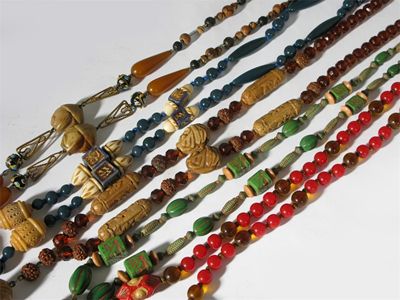 Appraisal: Five Ebena plastic bead necklaces various designs with Oriental Galalith