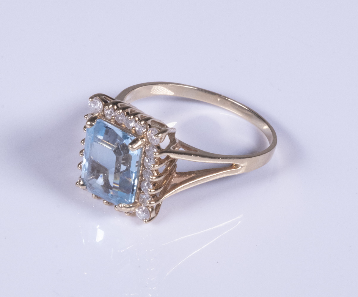 Appraisal: LADIES BLUE TOPAZ AND DIAMOND RING K gold ring set