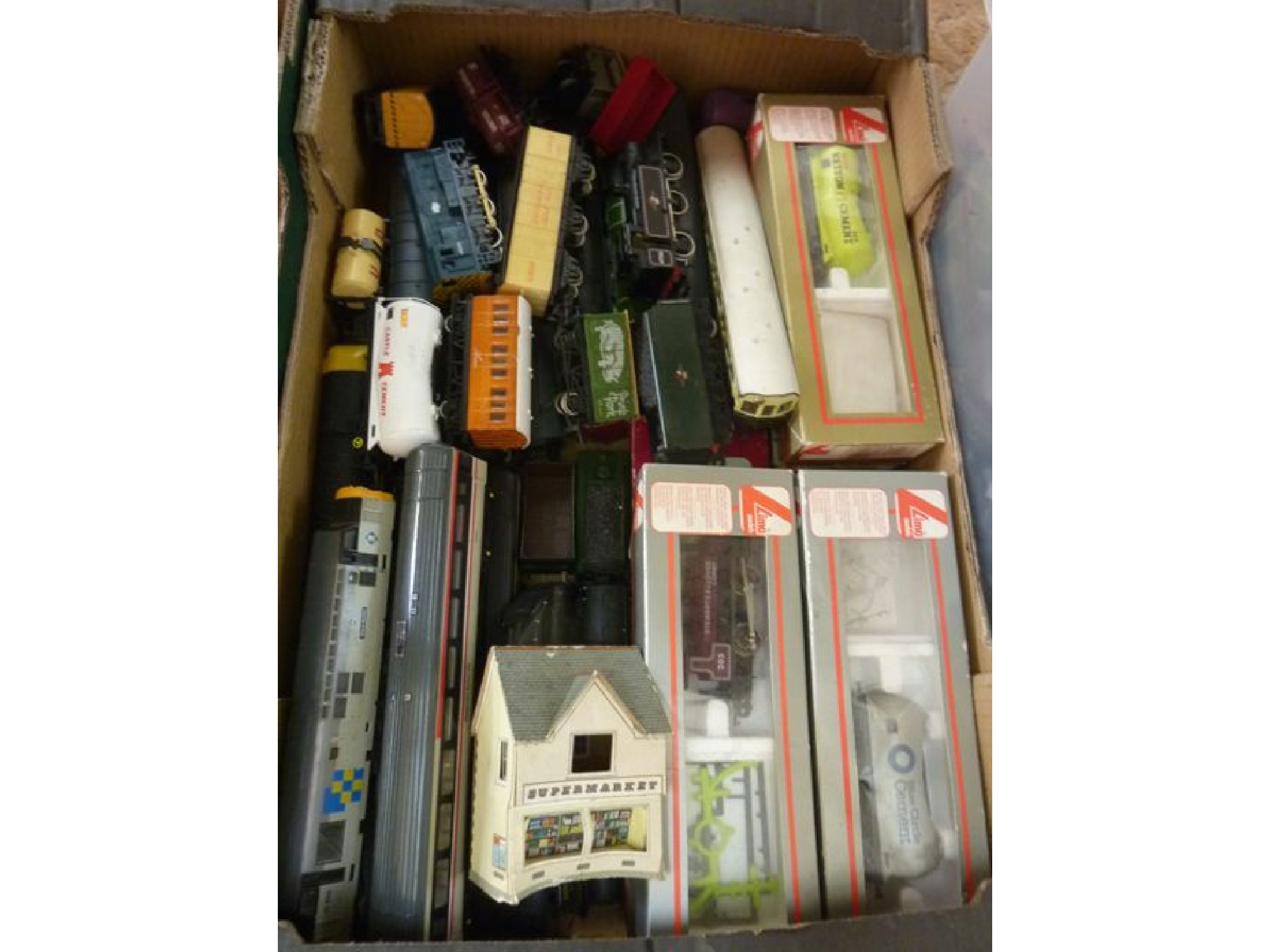 Appraisal: An extensive quantity boxes of OO gauge model railway effects