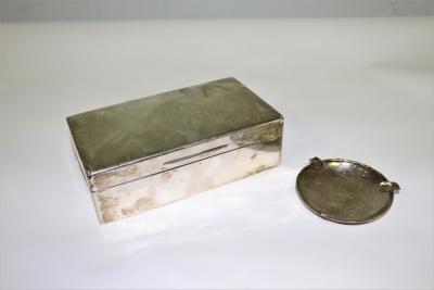 Appraisal: A silver cigarette box Richard Comyns London the cover initialled