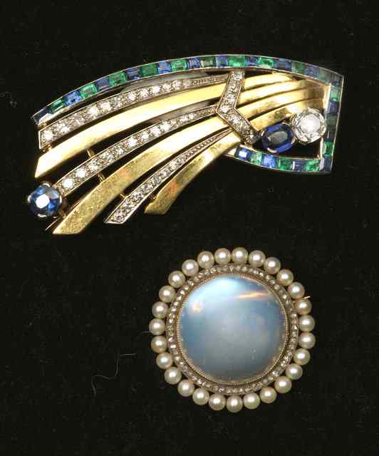 Appraisal: A SAPPHIRE EMERALD AND DIAMOND HALLEY'S COMET BROOCH claw set