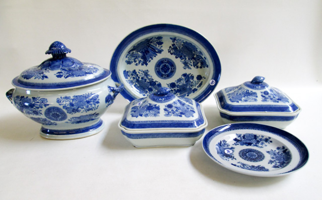 Appraisal: FIFTEEN PIECES BLUE AND WHITE CHINESE DINNER SERVICE set consists