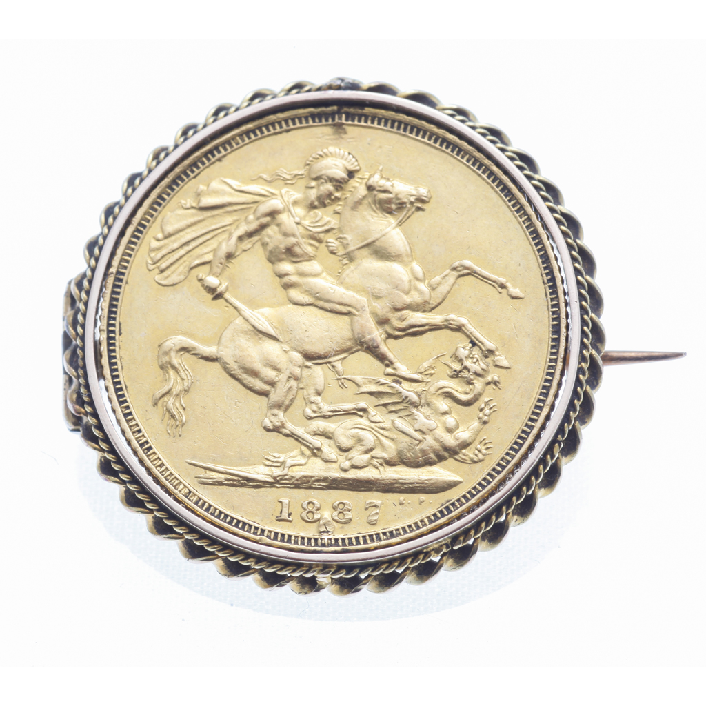 Appraisal: An sovereign set brooch the plain mount with ropetwist detail