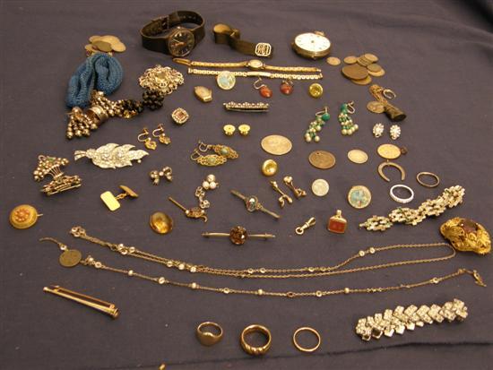 Appraisal: Various jewellery items including a gold pearl and enamel initialled