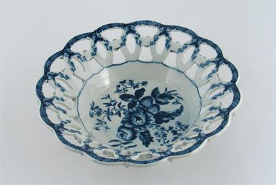 Appraisal: A Worcester basket with pierced rim printed in blue with