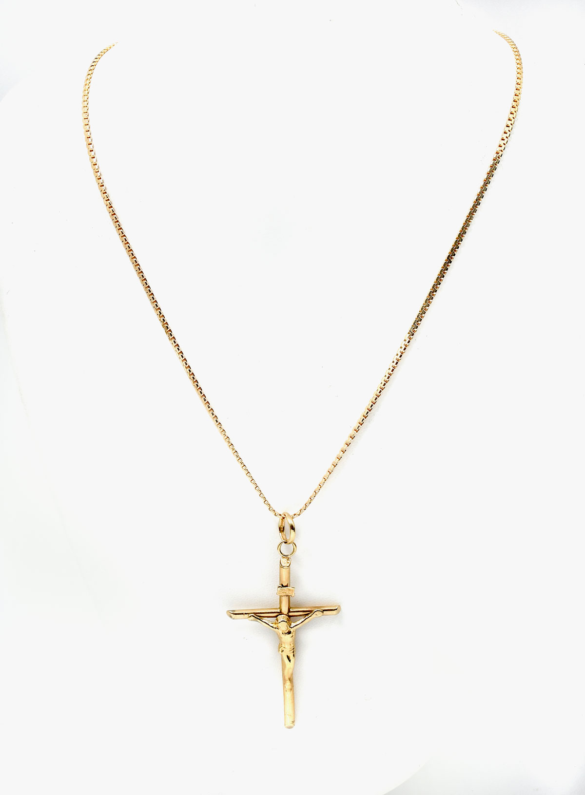 Appraisal: K CRUCIFIX PENDANT AND CHAIN K yellow gold crucifix measures