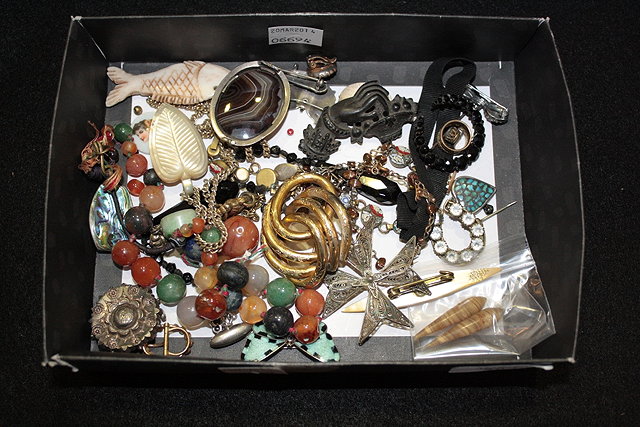 Appraisal: A SMALL COLLECTION OF ASSORTED JEWELLERY including a hardsone brooch