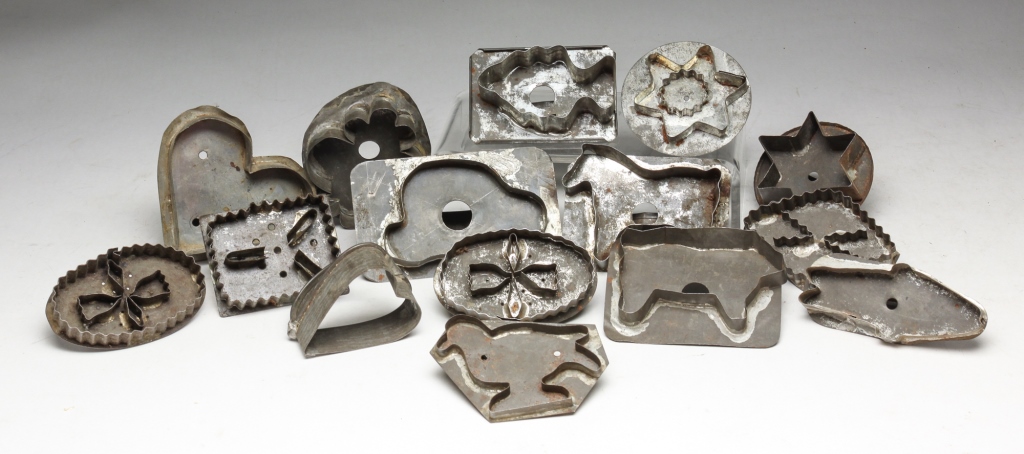 Appraisal: AMERICAN TIN COOKIE CUTTERS Early th century Includes animals hearts