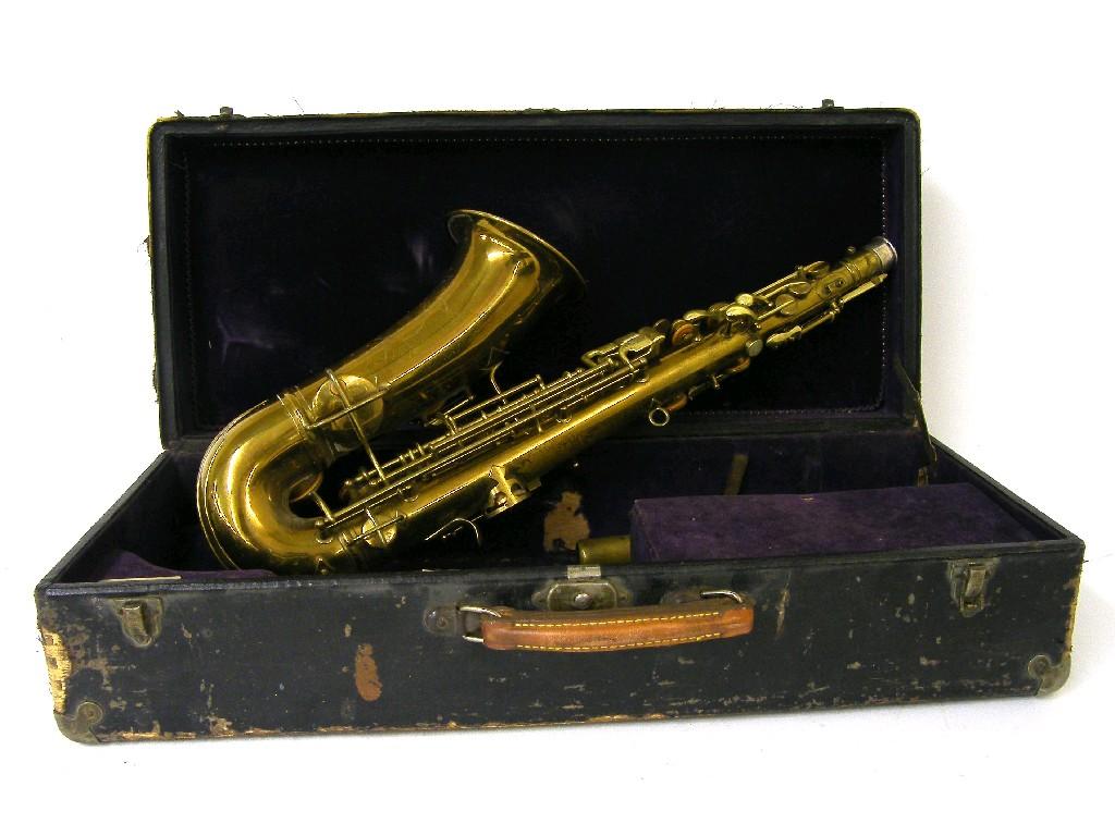 Appraisal: De Luxe gold lacquered alto saxophone case