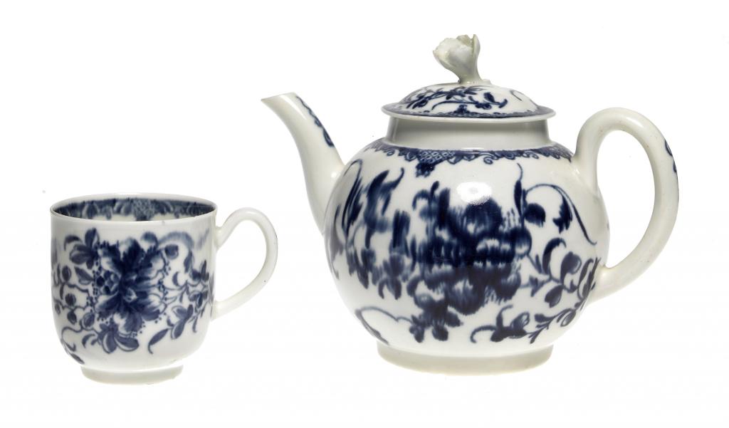 Appraisal: A FIRST PERIOD WORCESTER TEAPOT COVER AND COFFEE CUP the