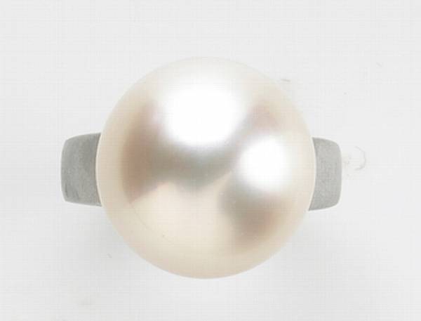 Appraisal: A South Sea cultured pearl ring pearl measuring approximately mm