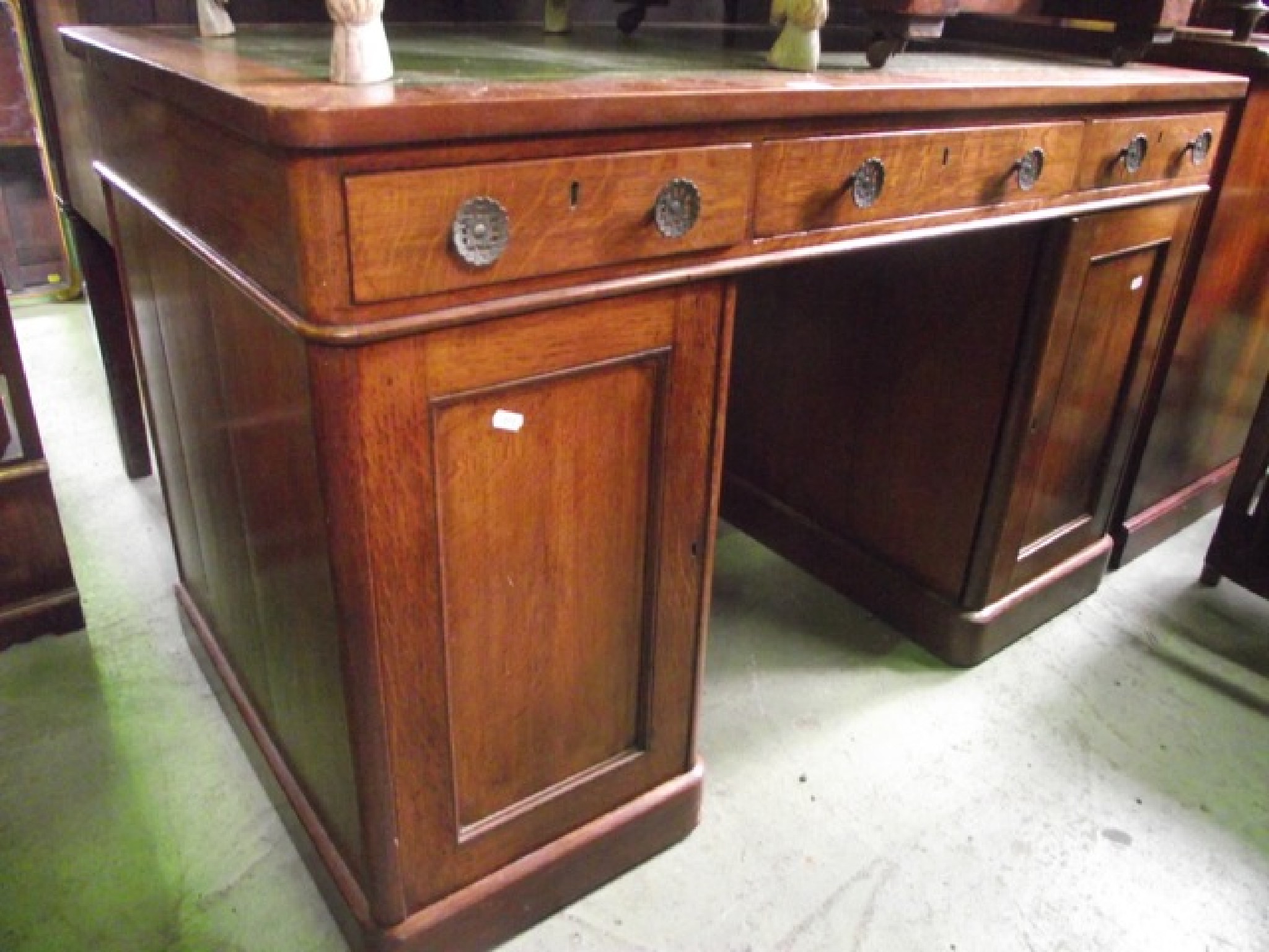 Appraisal: A Victorian oak kneehole twin pedestal desk the rectangular top