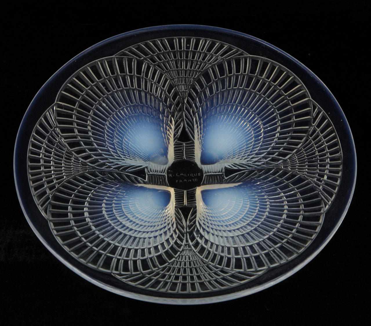 Appraisal: An R Lalique opalescent glass plate Coquilles No Marcilhac model