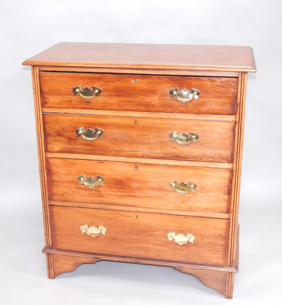 Appraisal: A Georgian style mahogany chest of four long graduated drawers