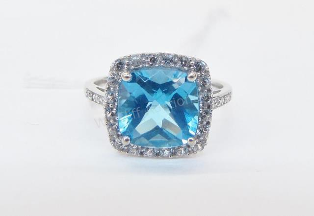 Appraisal: K white gold lady's faceted blue topaz fashion ring with