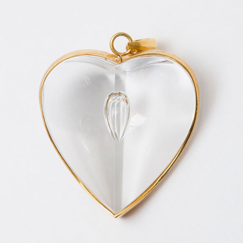 Appraisal: STEUBEN CRYSTAL AND K GOLD HEART PENDANT Stamped 'S k'