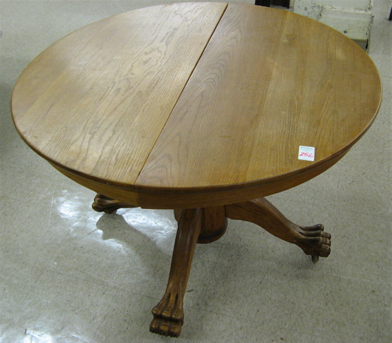 Appraisal: A ROUND OAK DINING TABLE American c the round top