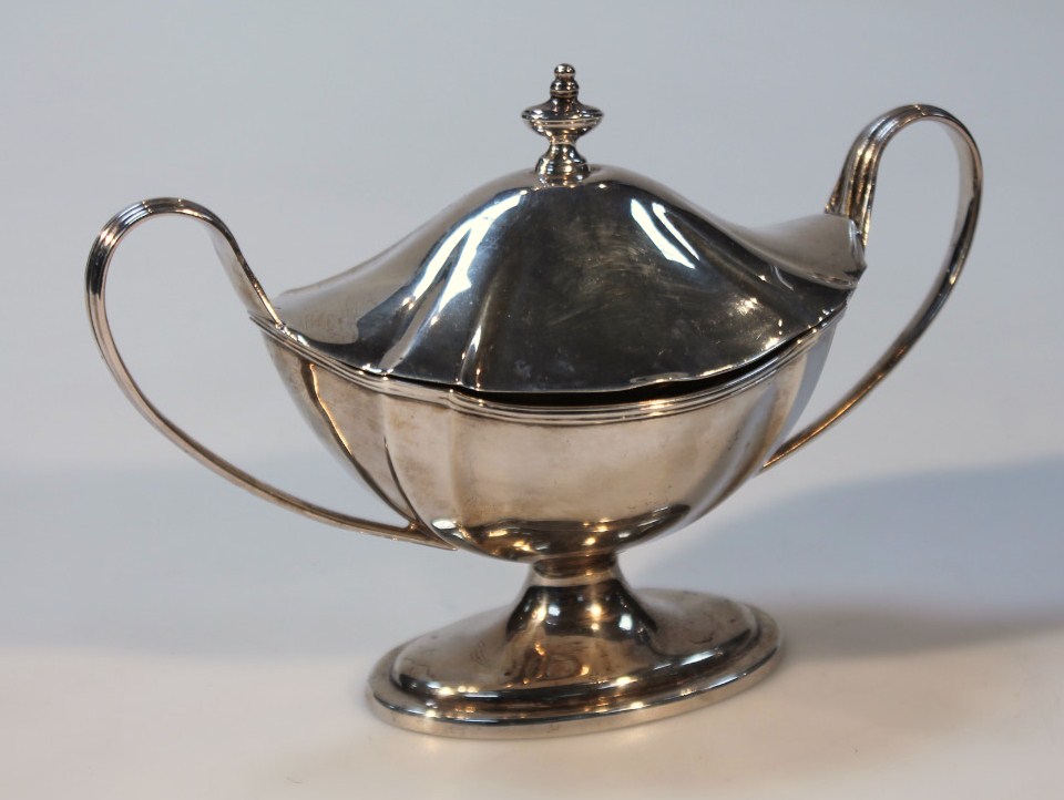 Appraisal: An Edwardian silver sauce boat and cover of Neo Georgian