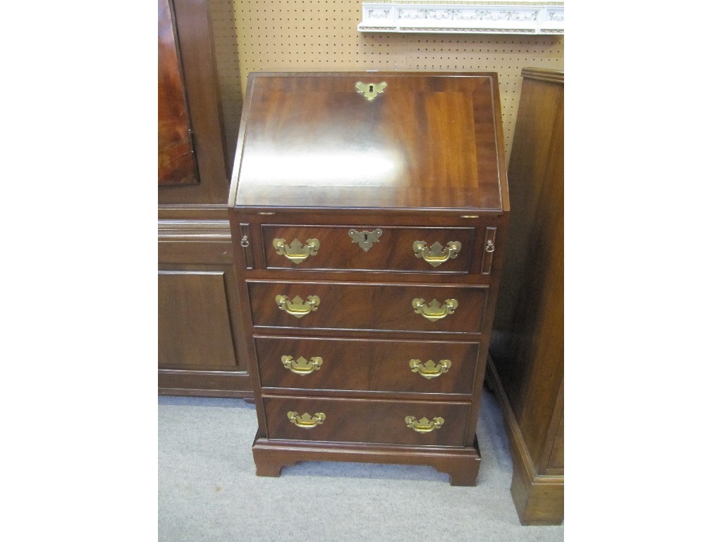 Appraisal: Reproduction ladies writing bureau