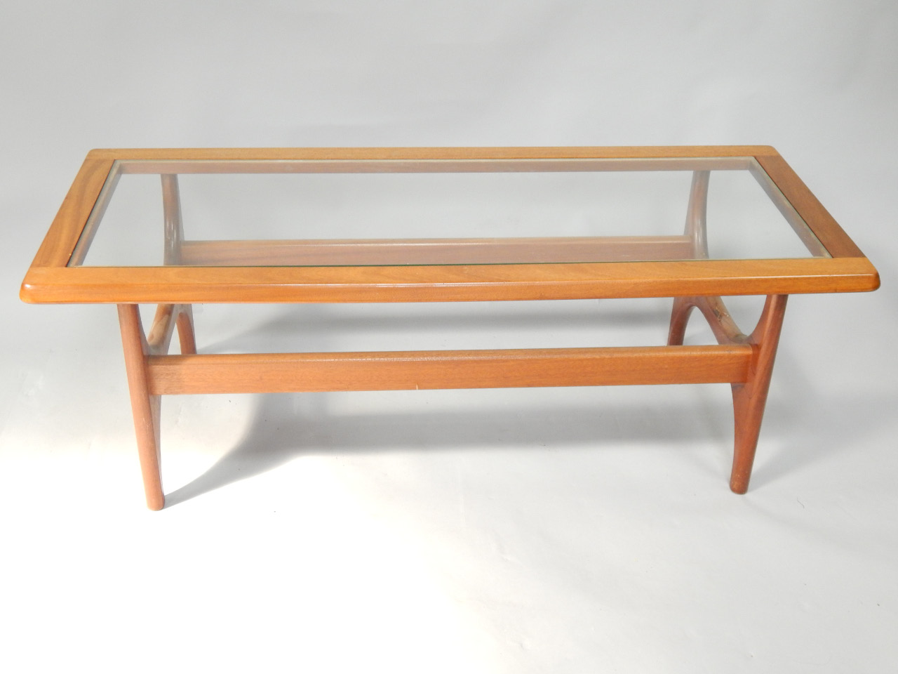 Appraisal: A modern teak rectangular coffee table with plate glass top