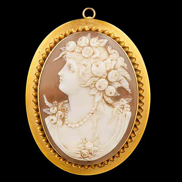 Appraisal: Large Ladies Cameo Brooch Pendant A carved portrait cameo of