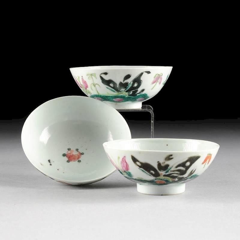 Appraisal: A SET OF THREE CHINESE FAMILLE ROSE PORCELAIN TEA BOWLS