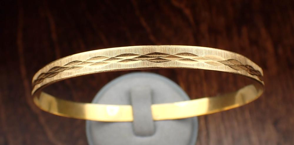 Appraisal: EIGHTEEN KARAT YELLOW GOLD BANGLE BRACELET The round k gold