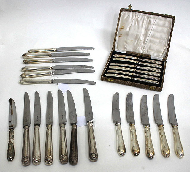 Appraisal: A SET OF TWELVE SILVER HANDLED KNIVES comprising six table